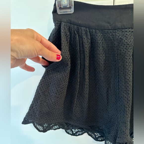 Amazing detail - high waist black shorts with scalloped edge - Picture 7 of 10